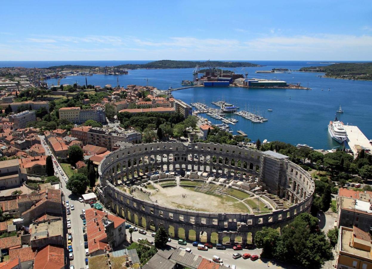 Apartments With A Swimming Pool Pula - 7356 Экстерьер фото