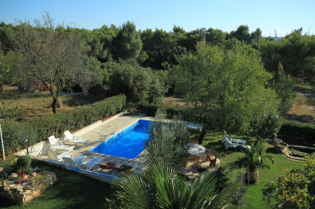 Apartments With A Swimming Pool Pula - 7356 Экстерьер фото