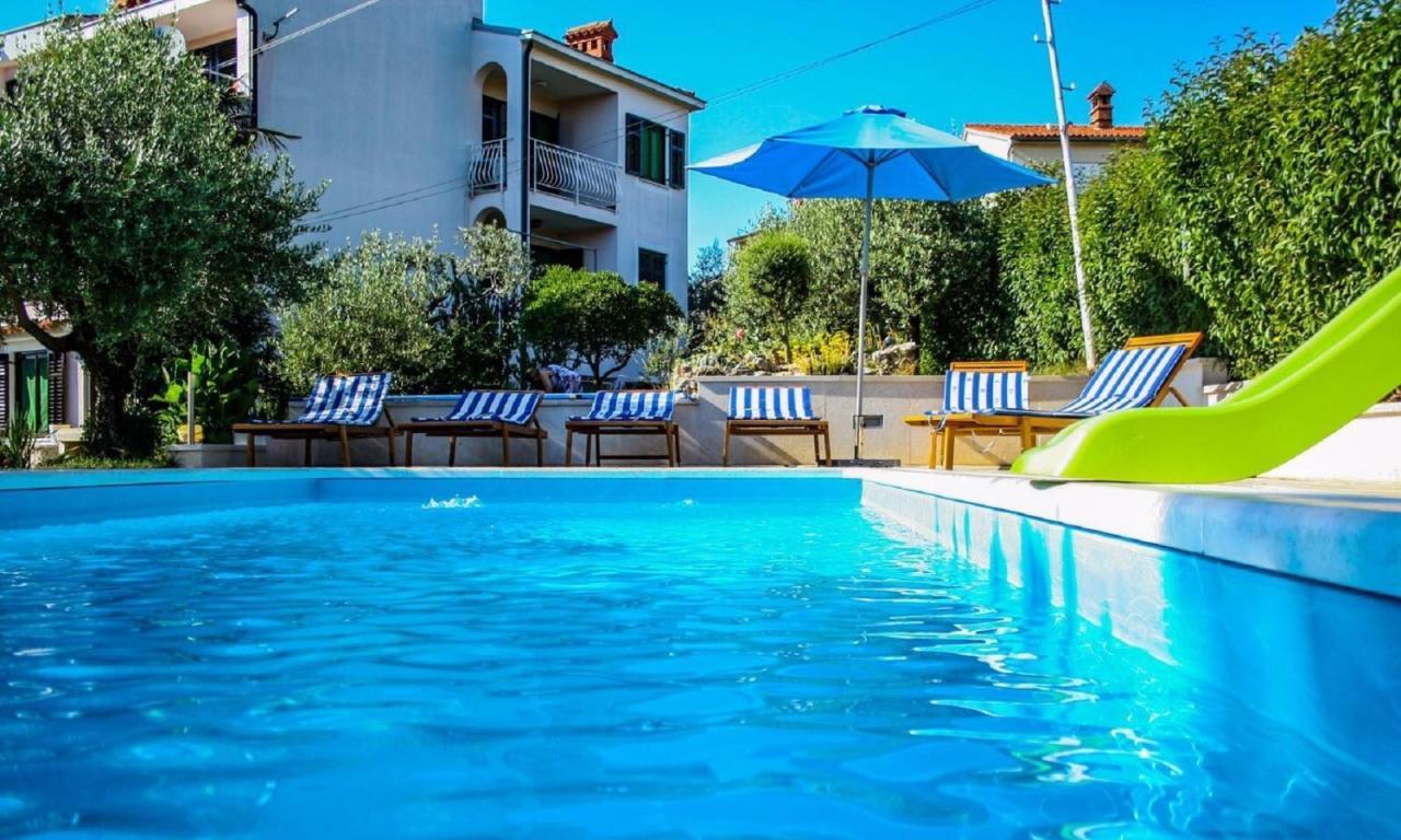 Apartments With A Swimming Pool Pula - 7356 Экстерьер фото
