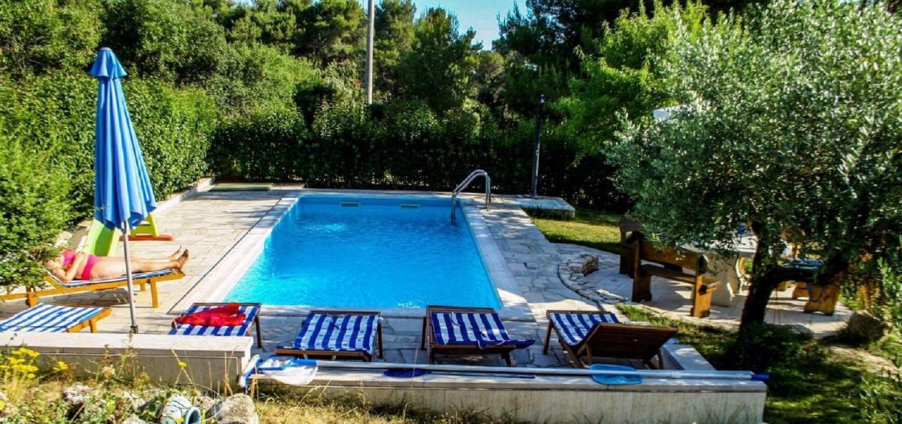Apartments With A Swimming Pool Pula - 7356 Экстерьер фото